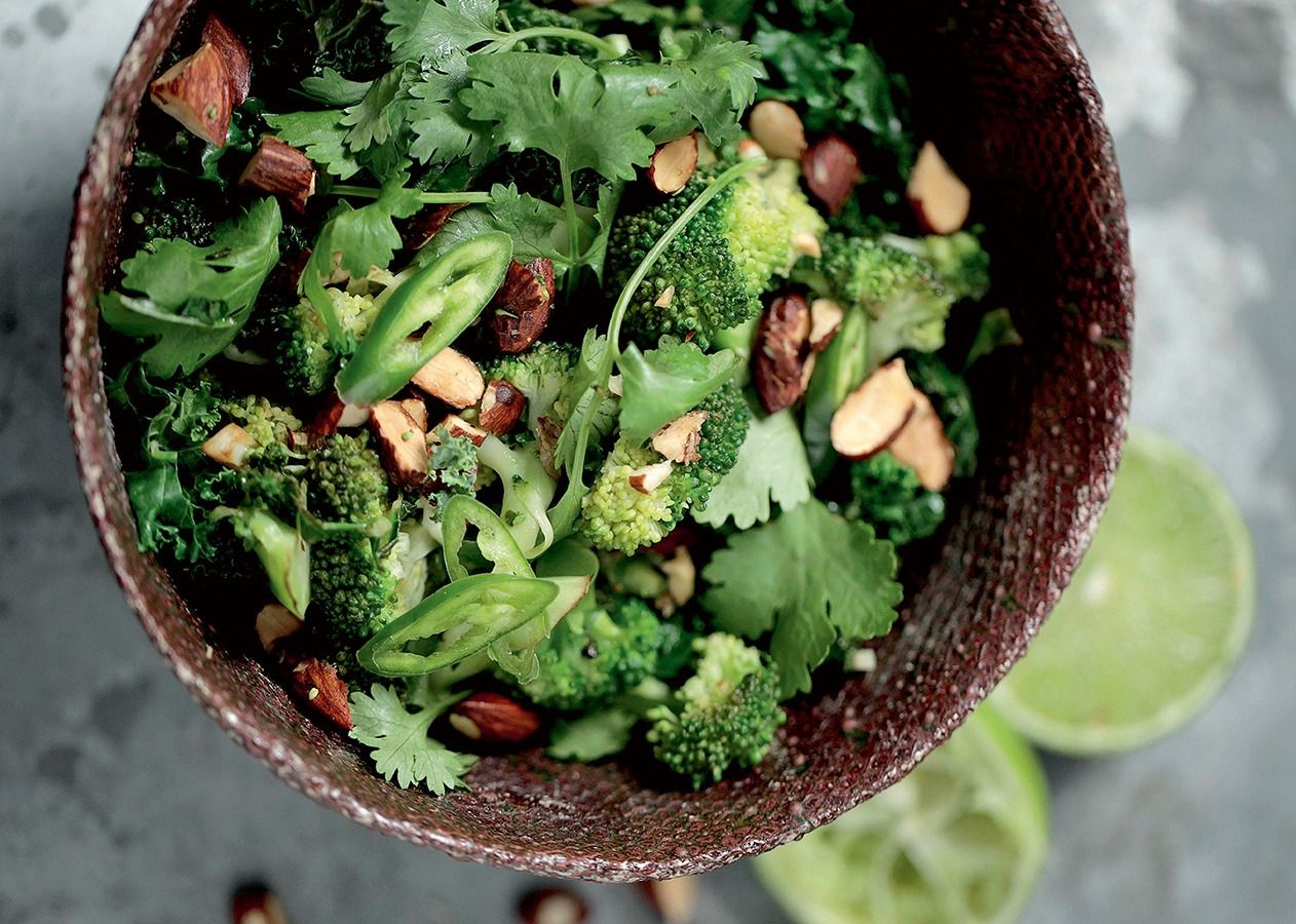 Warmer Brokkoli-Salat mit Grünkohl und Mandeln
