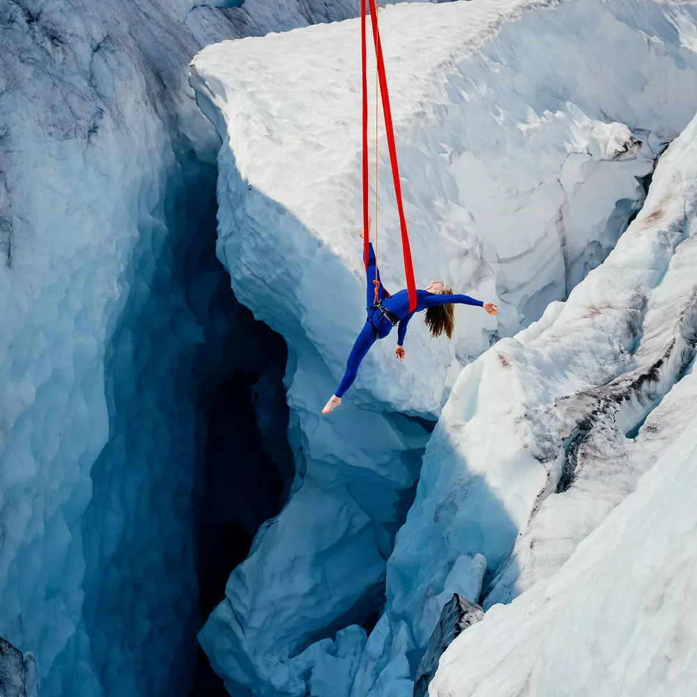 Aerial Yoga bei einer Gletscherspalte