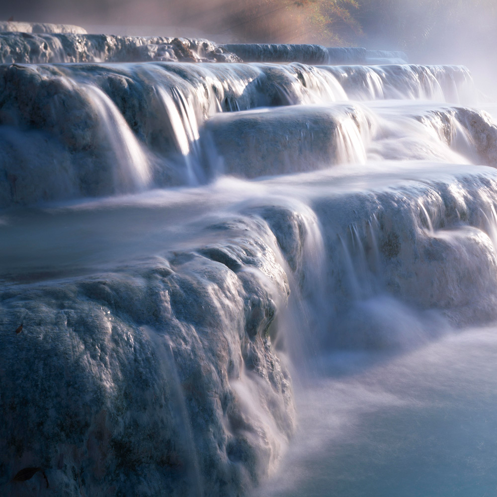 Wasserfall einer Thermalquelle in Toskana