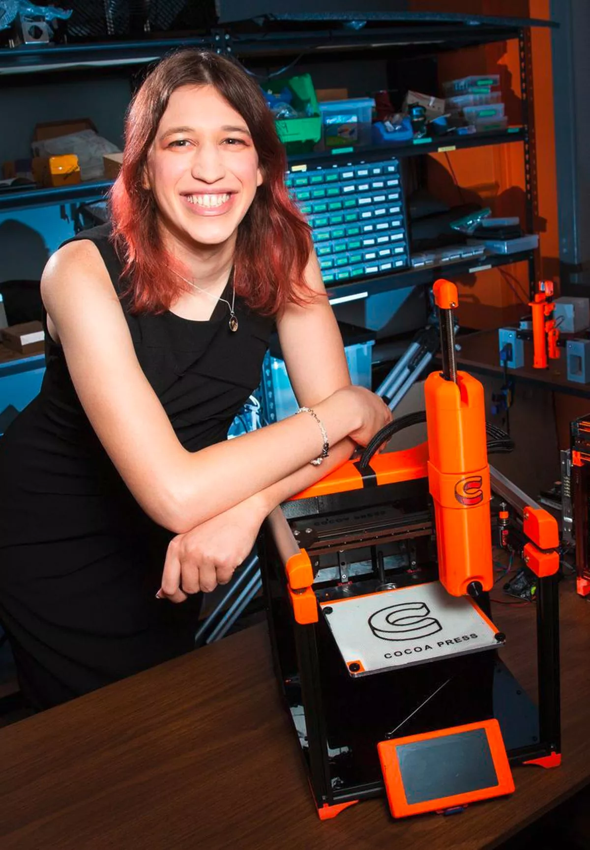 Elli Weinstein, Gründerin von Cocoa Press, mit Cocoa Press 3D-Drucker