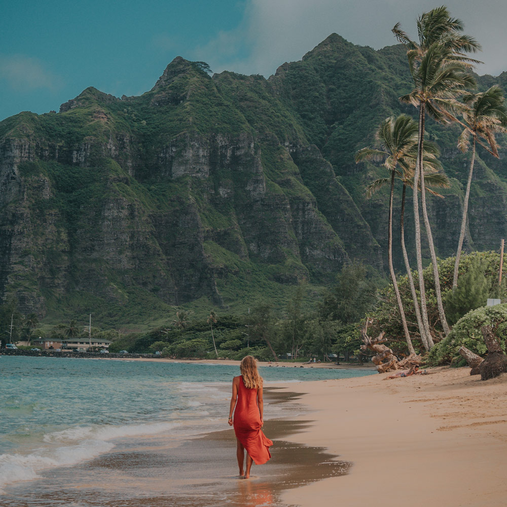 Spaziergängerin am Strand von Hawaii.