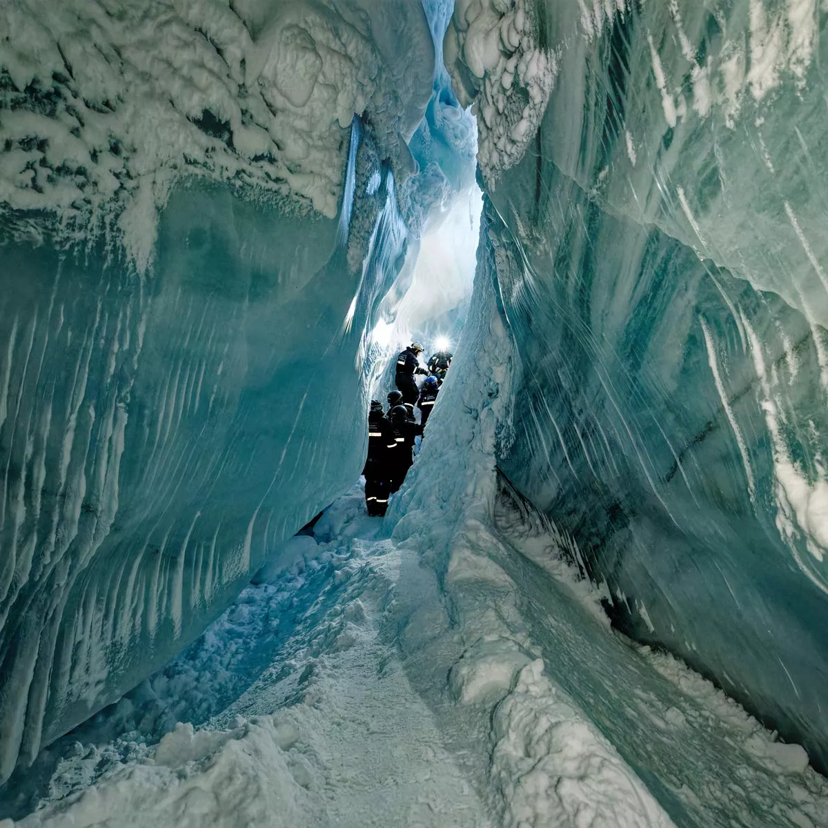 Eishöhle bei Spitzbergen.