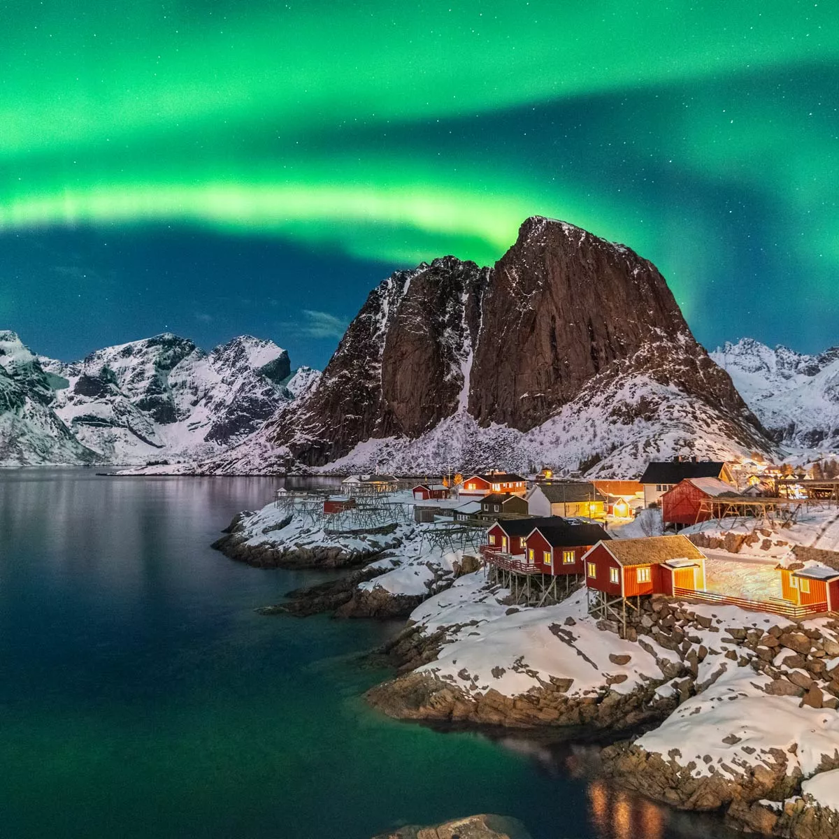 Lofoten in Norwegen mit Polarlichtern.