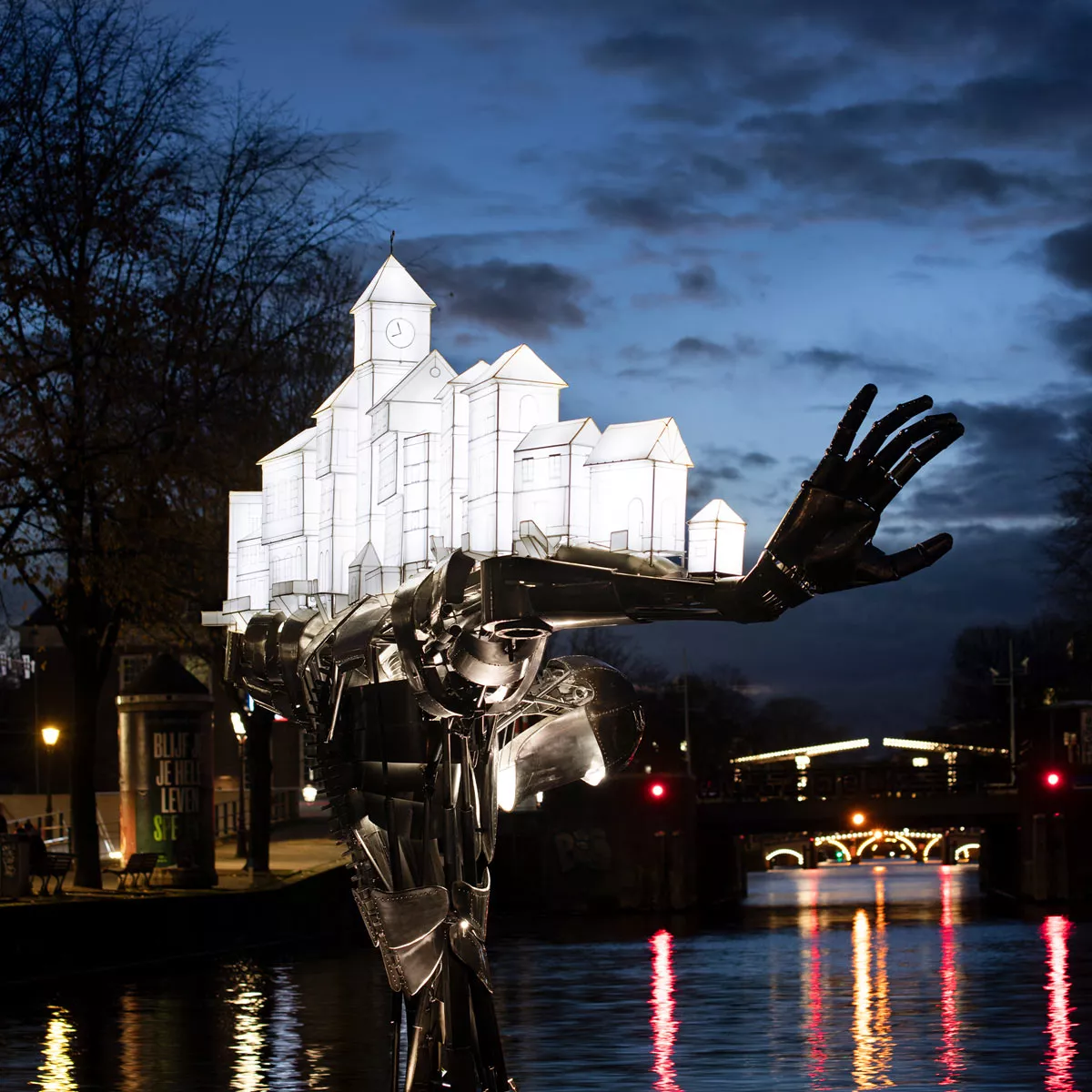 Gigantischer Roboter der eine leuchtende Stadt auf seinen Schultern trägt, Atlas von Jon Voss,