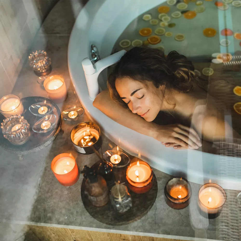 Aromatherapie: Eine Frau in einer Badewanne.