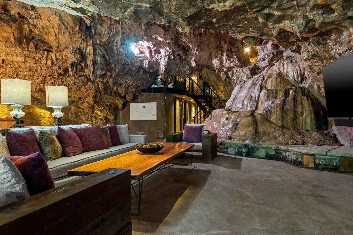 Das Wohnzimmer der Beckham Creek Cave Lodge.