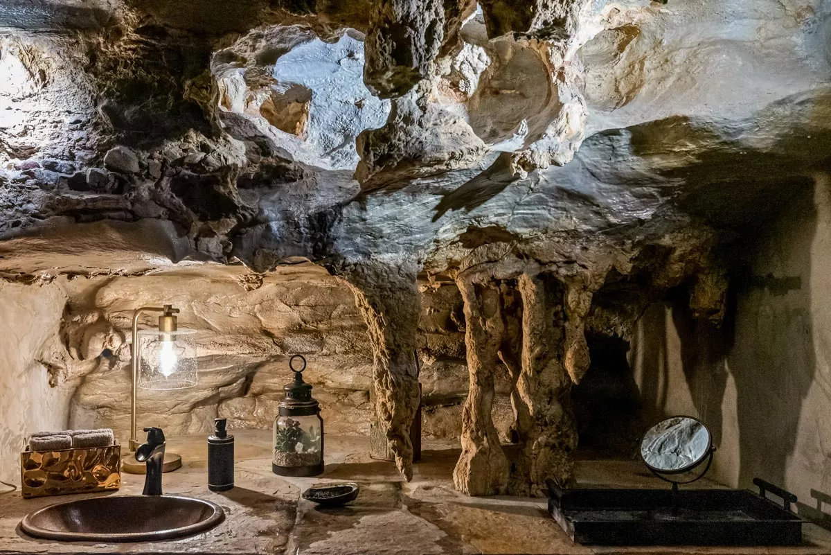 Das Badezimmer der Beckham Creek Cave Lodge.