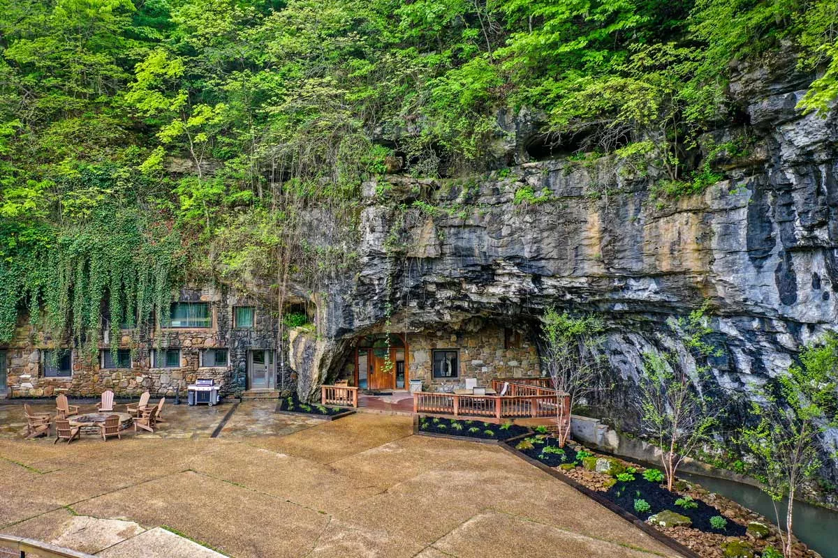 Der EIngang der Höhle Beckham Creek Cave Lodge.