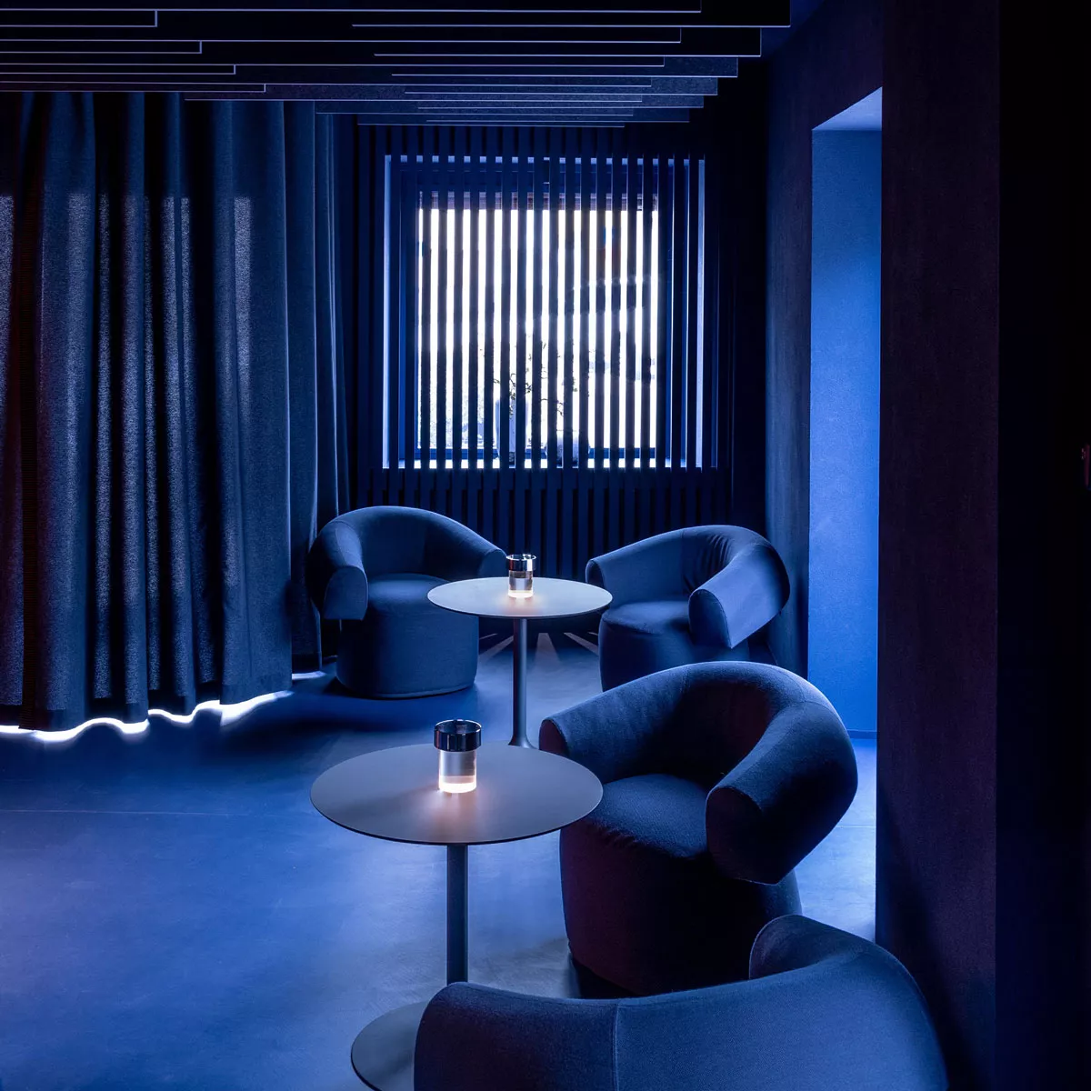 Die Blue Lounge des Restaurants Agli Amici in Udine.