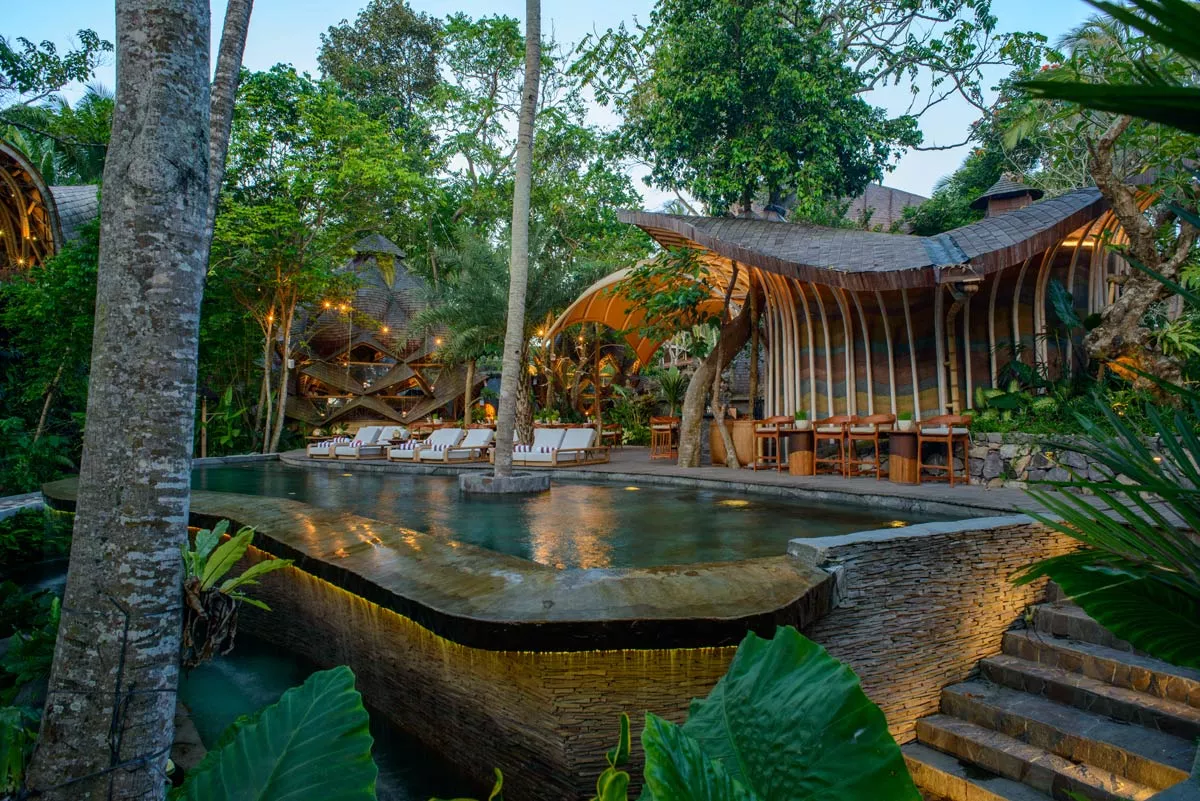 Terrasse vom Ulaman Eco Luxury Resort mit Gebäude im Hintergrund und einem Pool