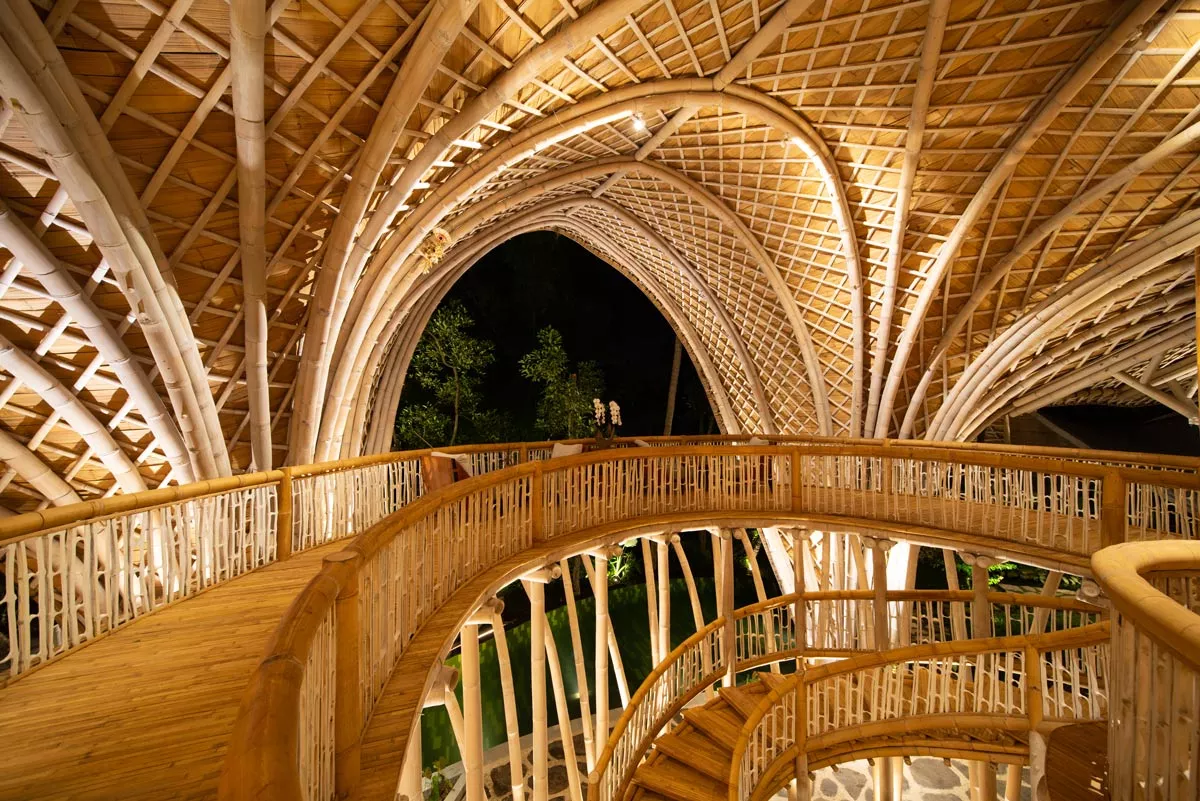 Bambus-Architektur im Inneren von Ulaman Eco Luxury Resort