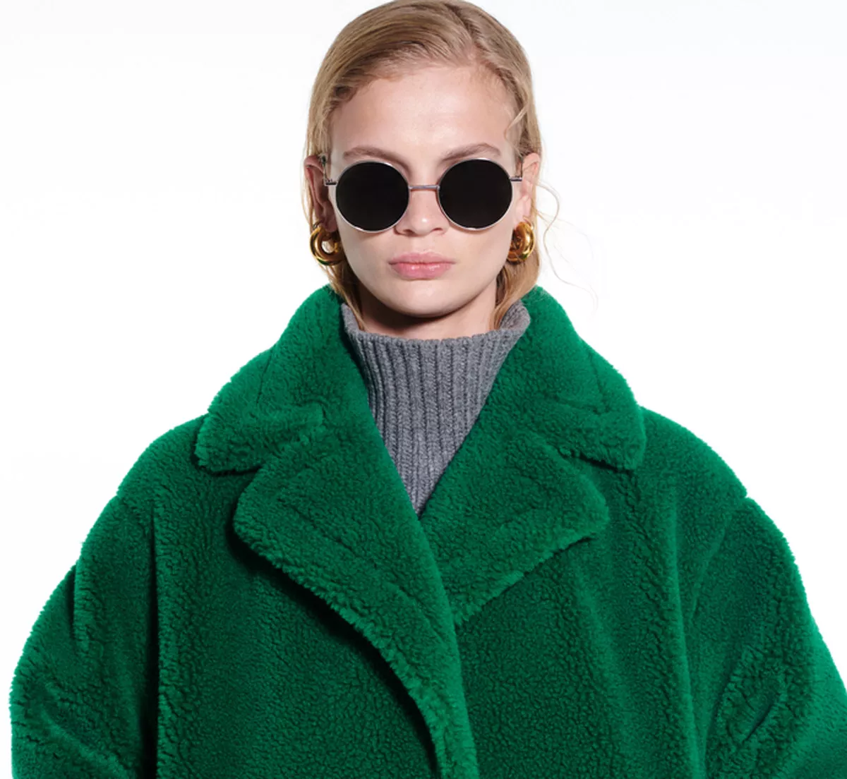 Model mit grünem Fake-zur-Mantel aus Teddystoff.