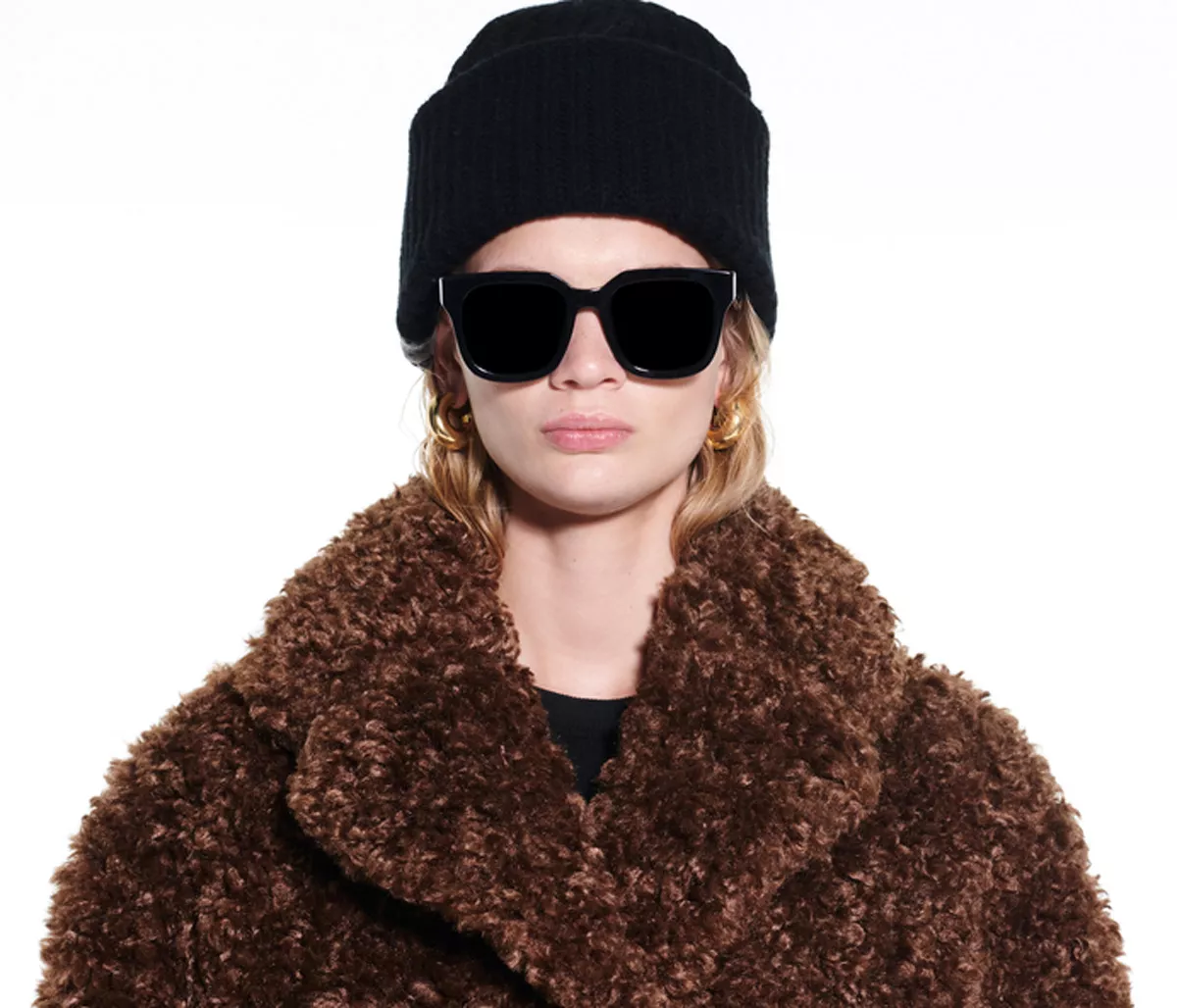 Model trägt braunen Fake-Fur-Mantel aus Teddystoff.