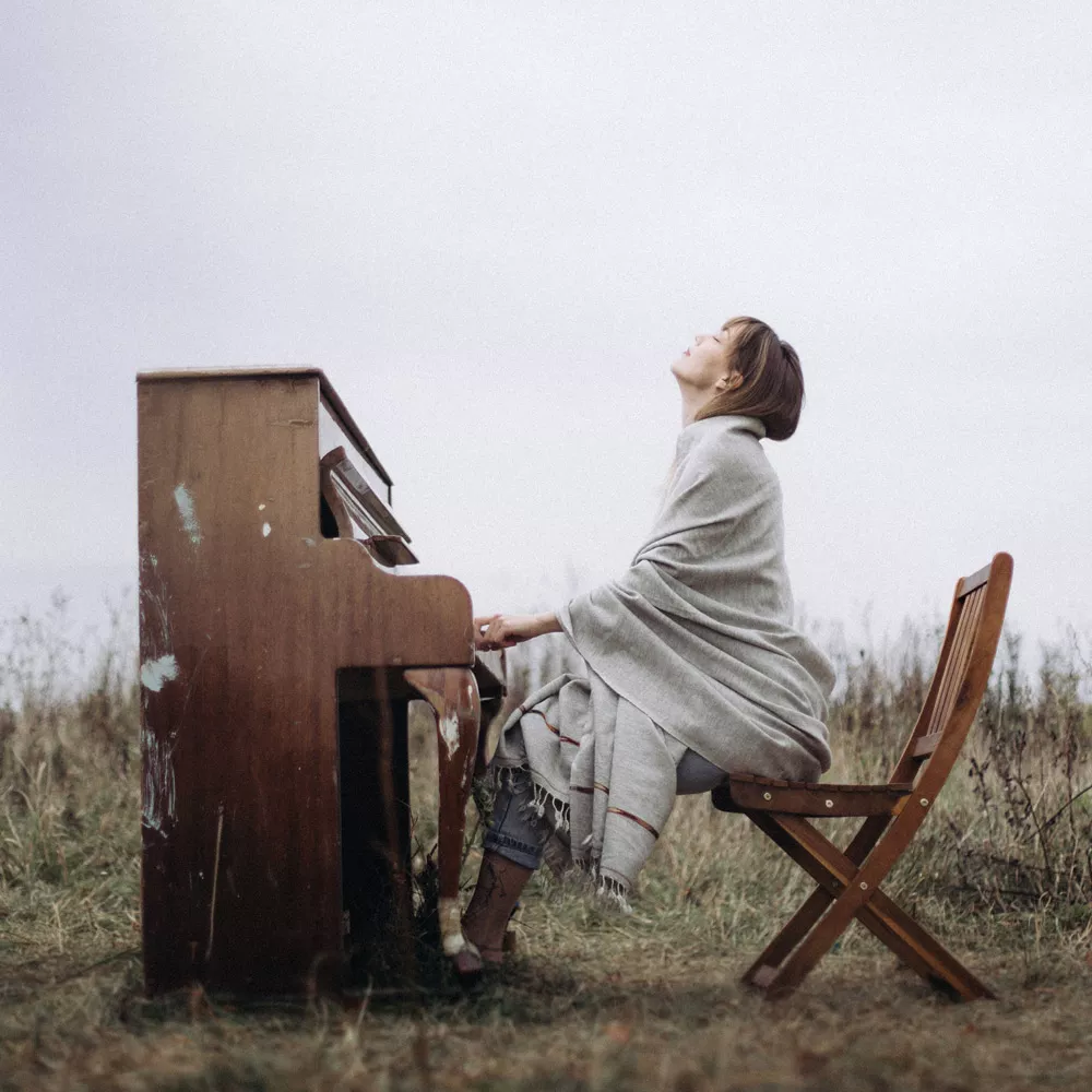 Flow-Moment: Frau spielt Klavier