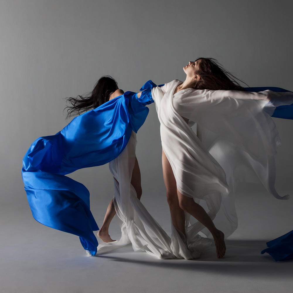 Flow-Moment: Tänzerinnen mit Tüchern