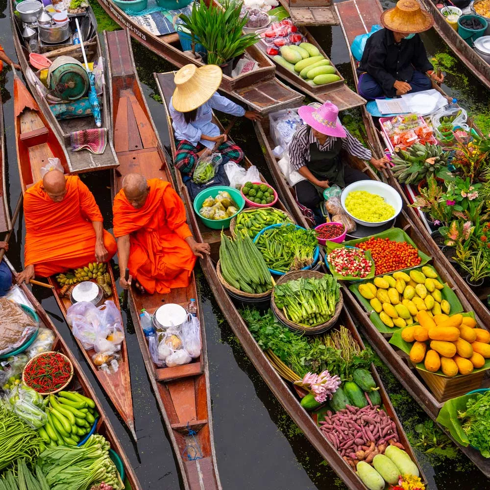 Ein Food Markt auf dem Wasser in Bangkok.