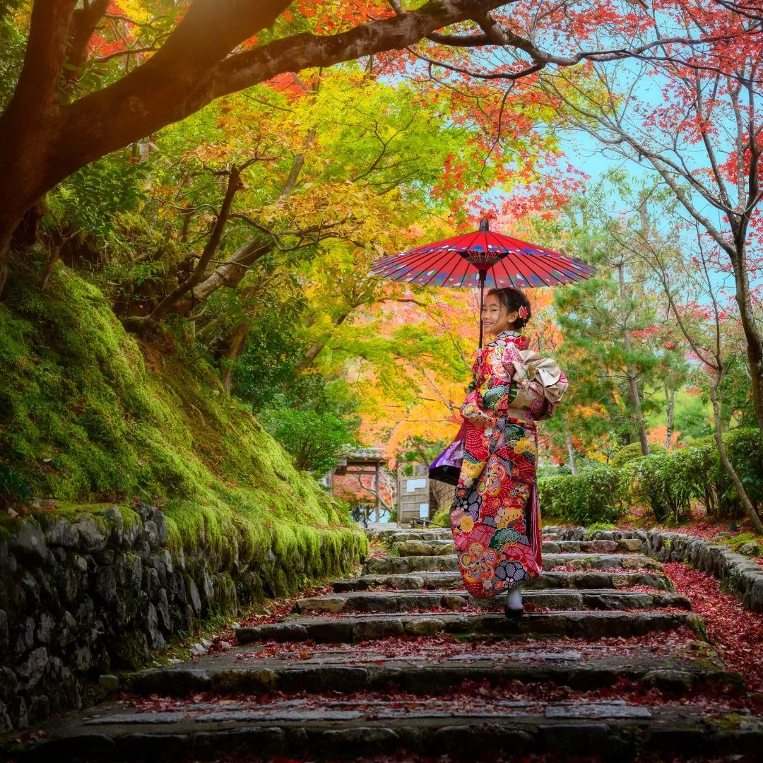 Ikigai: traditionell japanisch gekleidetes Mädchen läuft auf einer Treppe durch die Natur