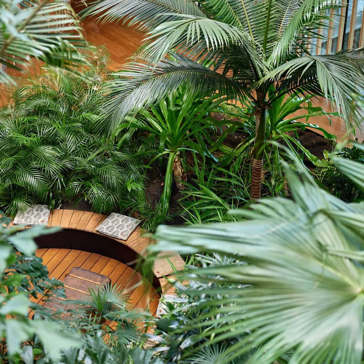 Sitzecke im subtropischen Garten des Jakarta Hotels.