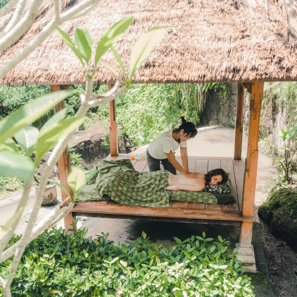Massage beim Jungle Camping.