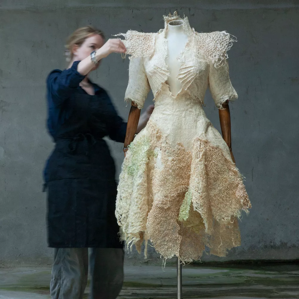 Kleidung aus Wurzeln: Hochzeitskleid zusammen mit Zena Holloway