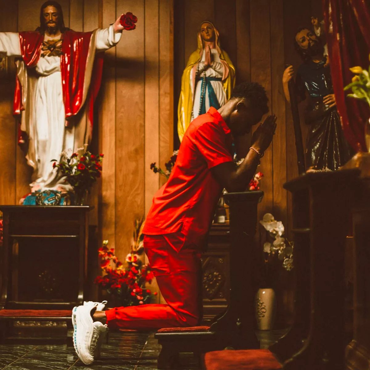Mann mit Jesus Shoes von MSCHF betet