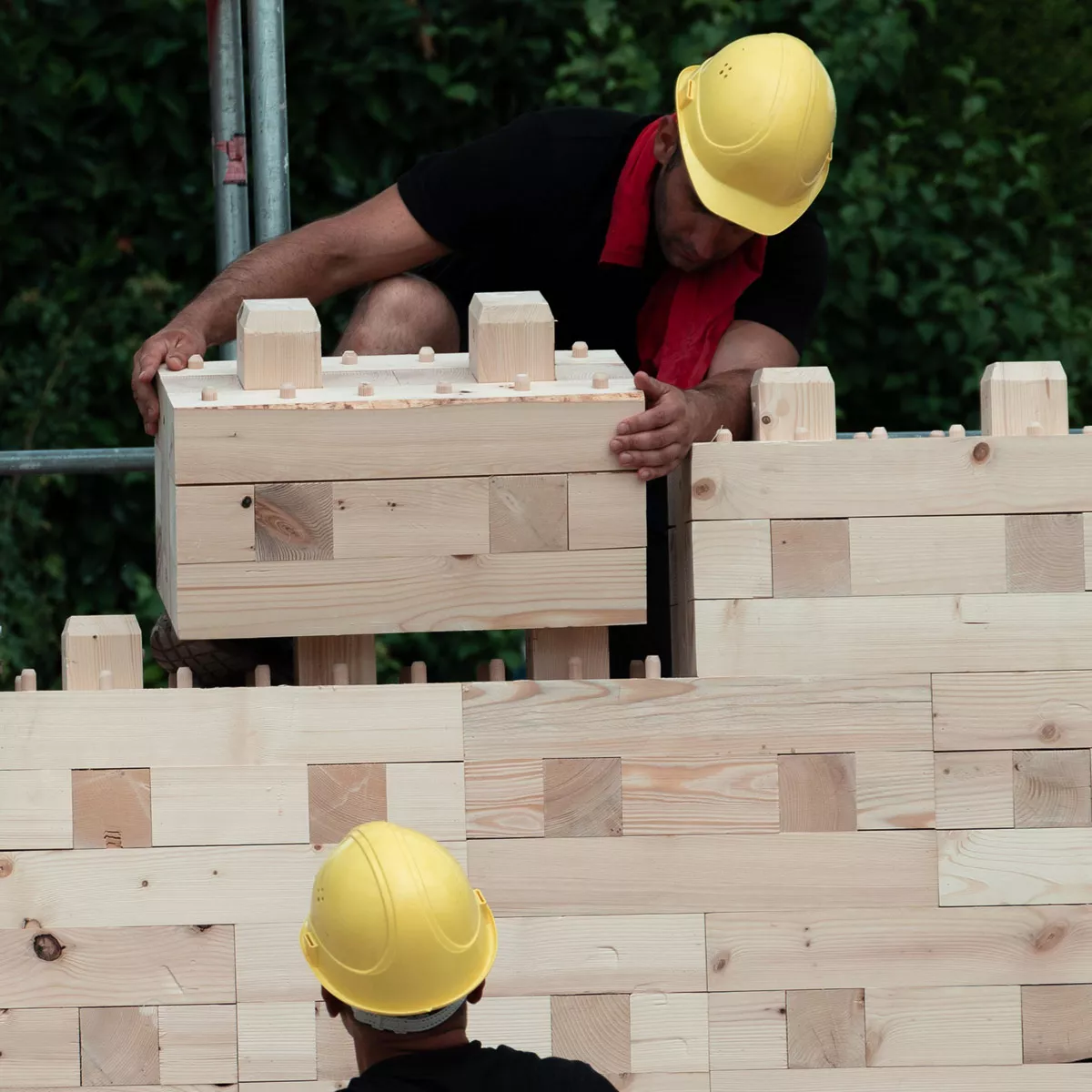 Lego Architektur: Bauarbeiter bauen TRIQBRIQ Holzklotz-Wand
