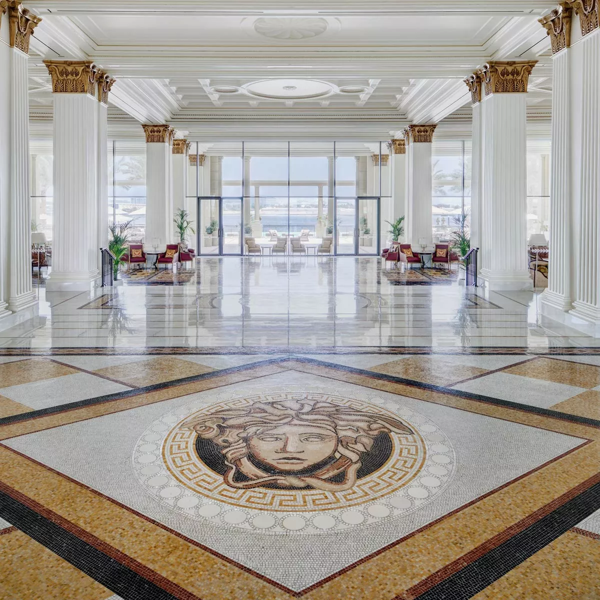 Eingang des Versace Palazzo Hotels in Dubai.