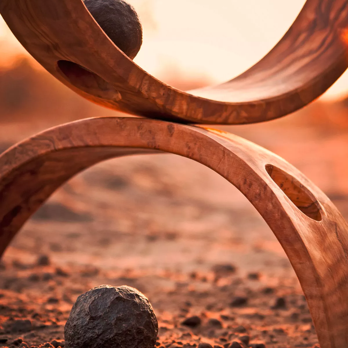 Abstrakte Konstruktion von Holzbögen uns Steinkugeln: Nagomi für innere und äußere Balance im Leben