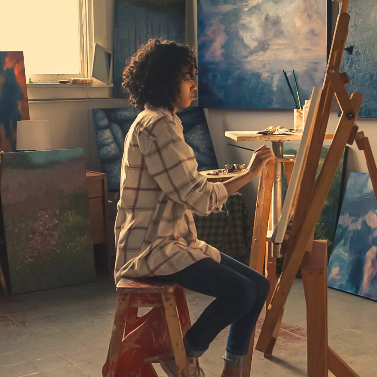 Nagomi der Kreativität: Frau malt auf Leinwand mit Farben