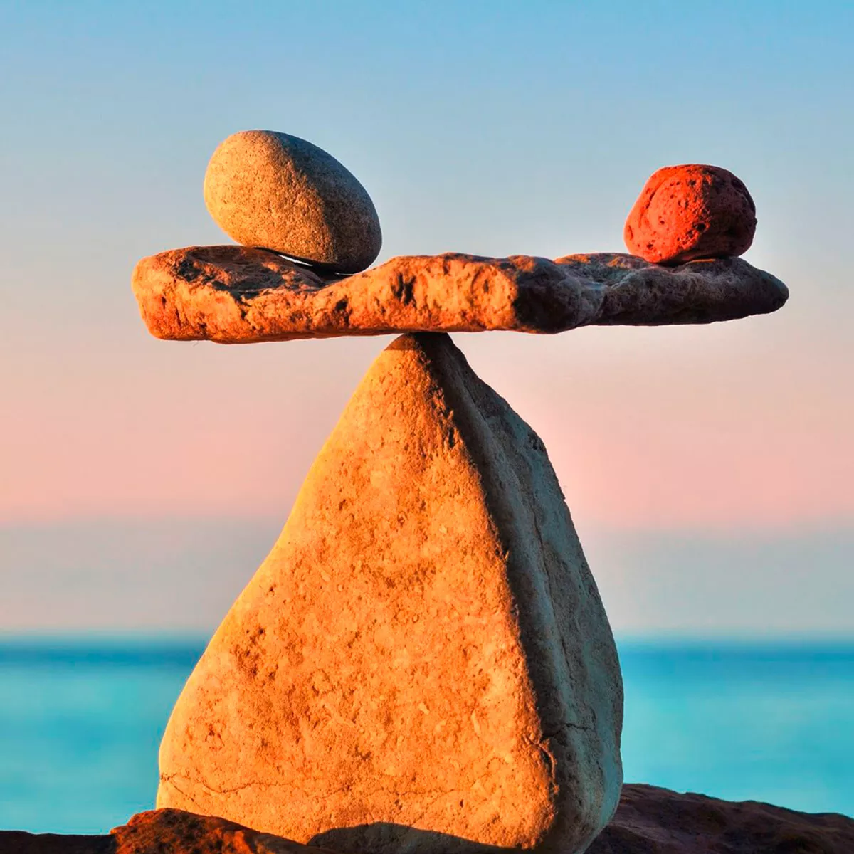Nichtstun: Eine Waage mit zwei Steinen im Gleichgewicht.