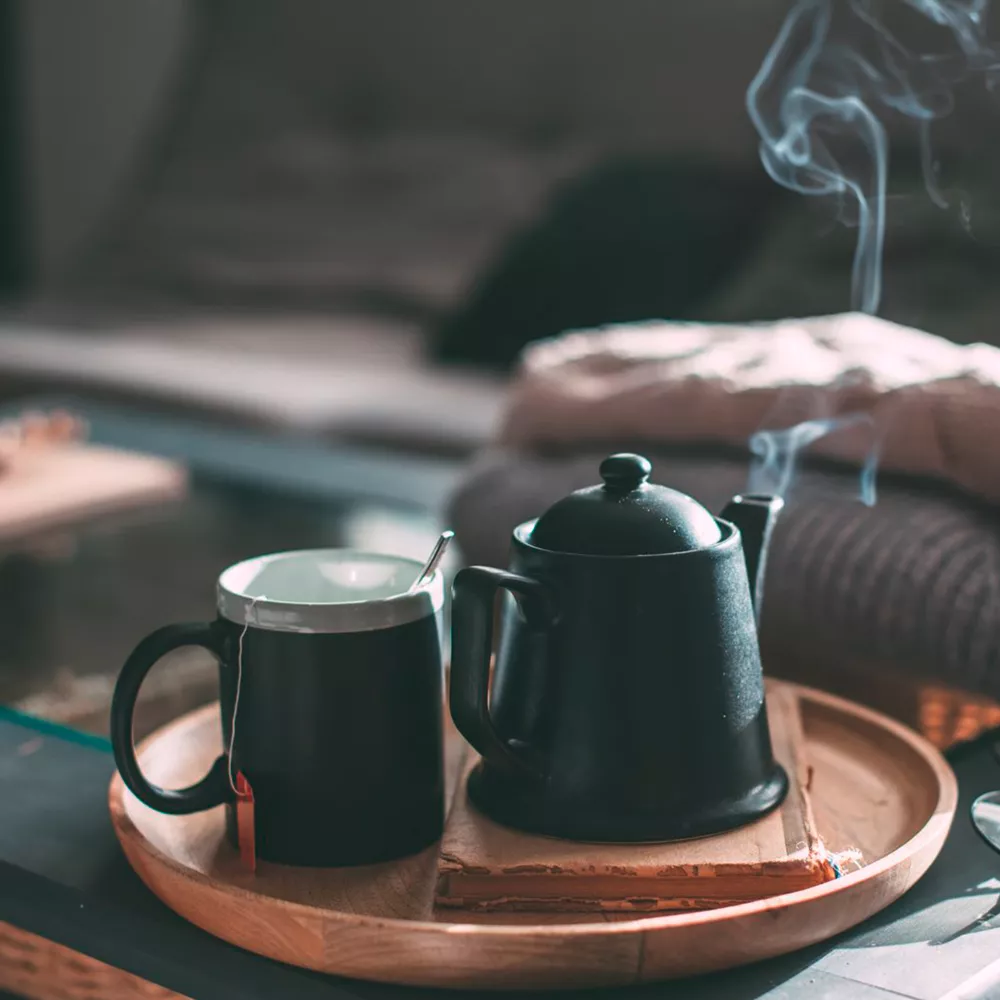 Panchakarma: Eine Teekanne und eine Tasse auf einem Tablet.