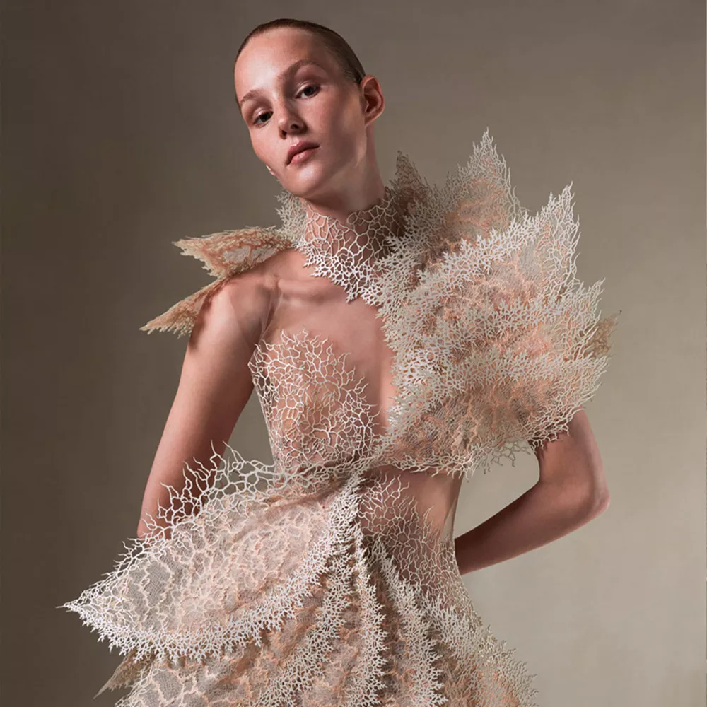 Ein Kleid aus Papercutting Art.