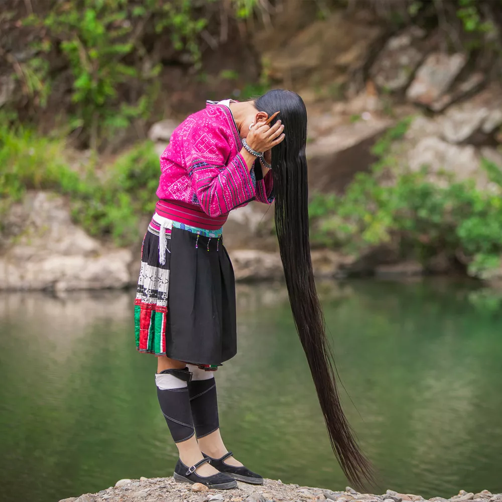 Reiswasser: Eine Yao-Frau beim Waschen ihrer Haare.