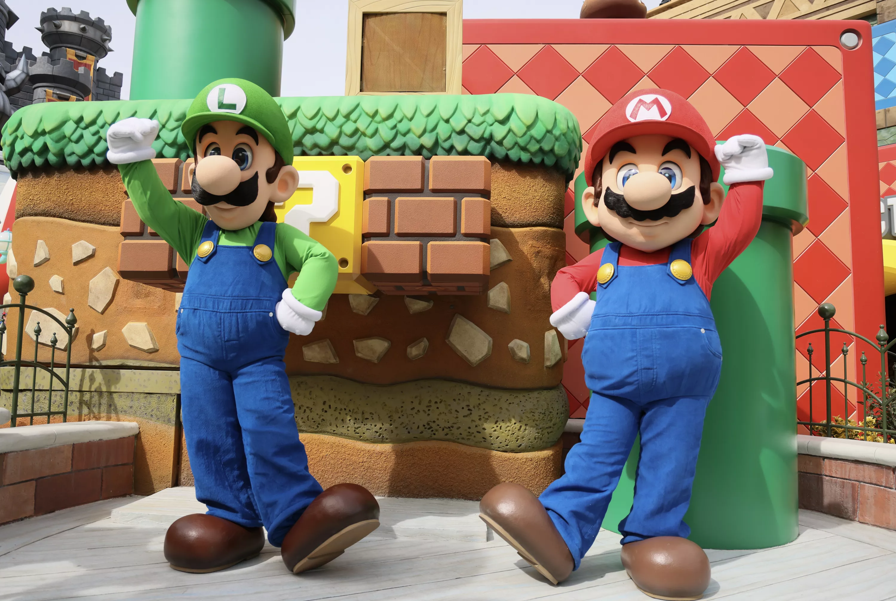 Mario und Luigi in der Super Nintendo World.