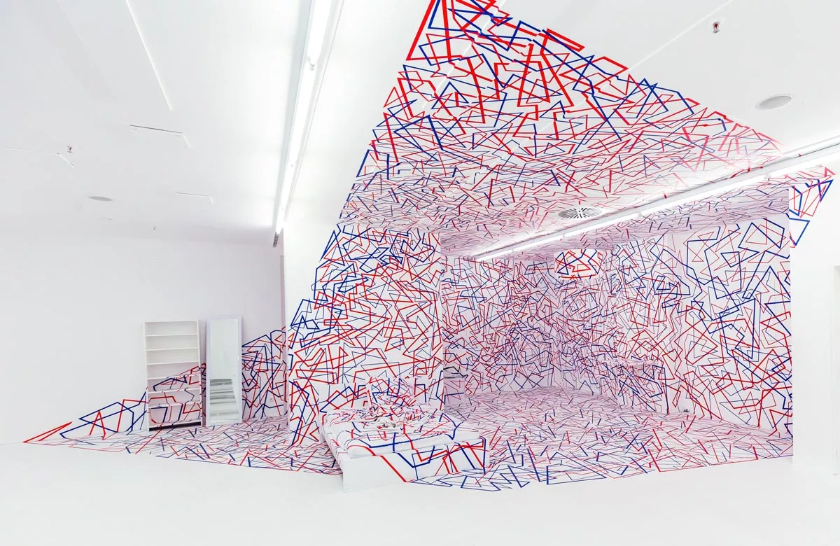 Einer der Installationen in den Artcaden, blaue und rote geometrische Outlines verschmelzen und bilden ein 3D-Kunstwerk, Tape That