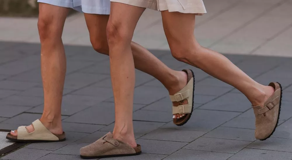 Frauen tragen vegane Birkenstock-Sandalen.