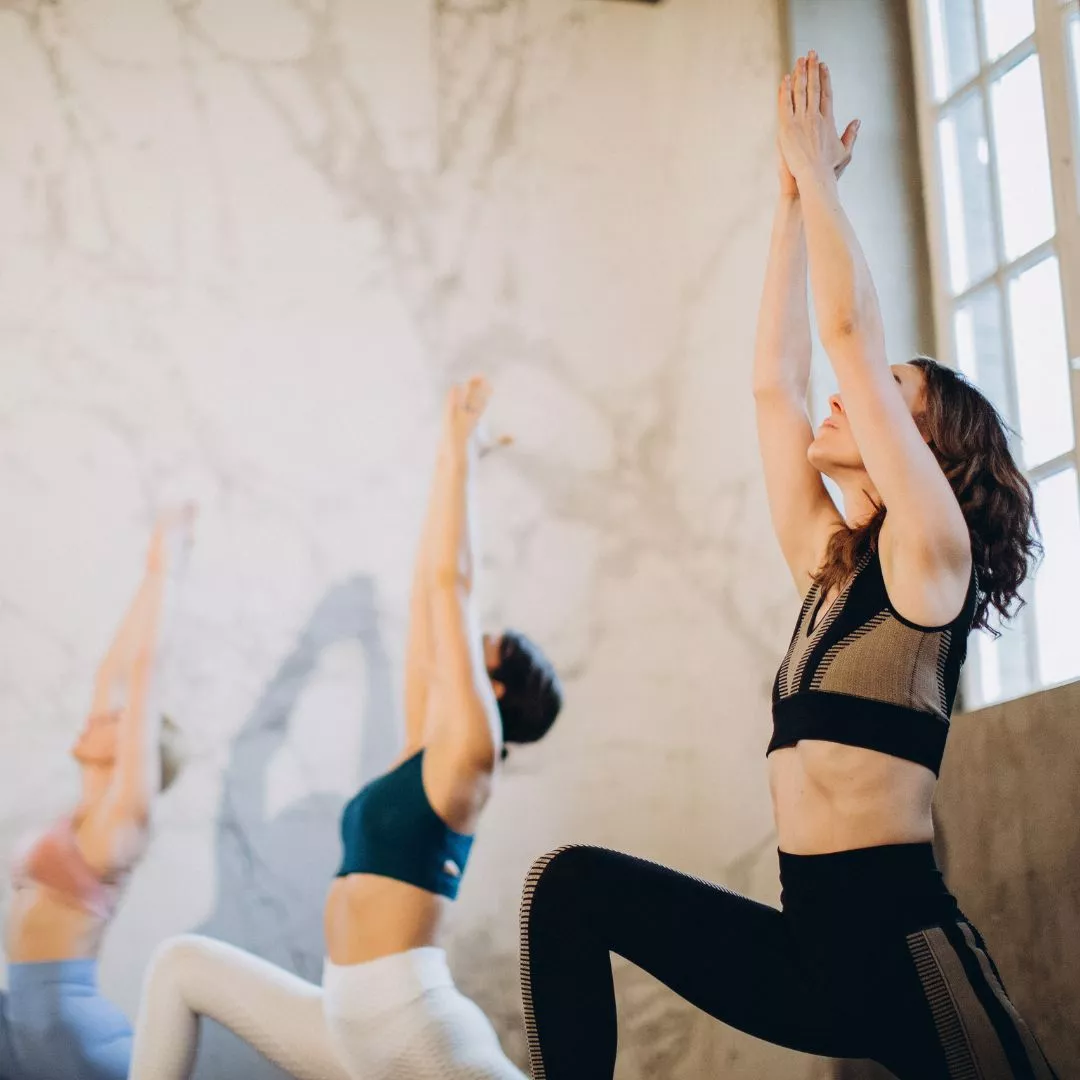 Yoga Stretching: Frauen im Ausfallschritt