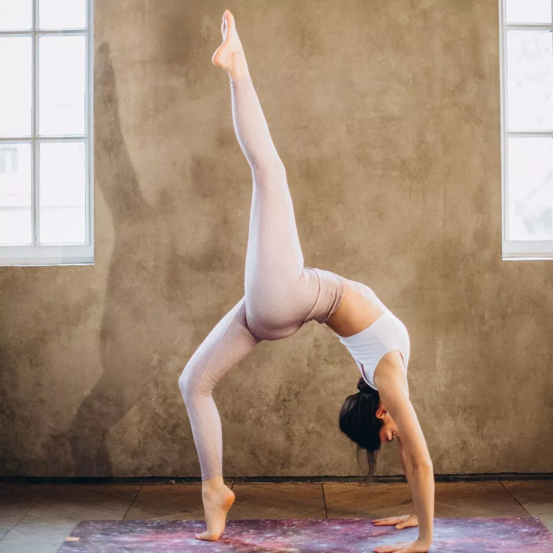 Yoga Stretching: Frau macht Brücke mit gehobenen Bein