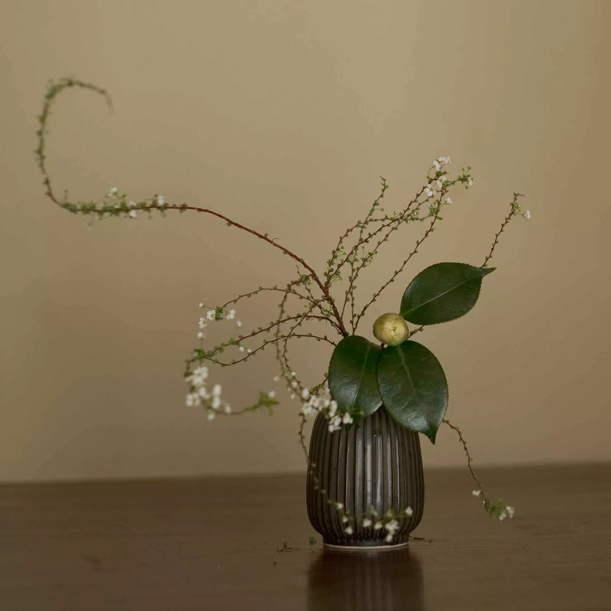 Ein Ikebana-Arrangemtn ist schlicht.