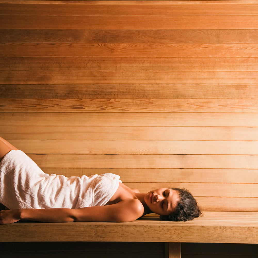 Wellness-Garten: Frau in Sauna