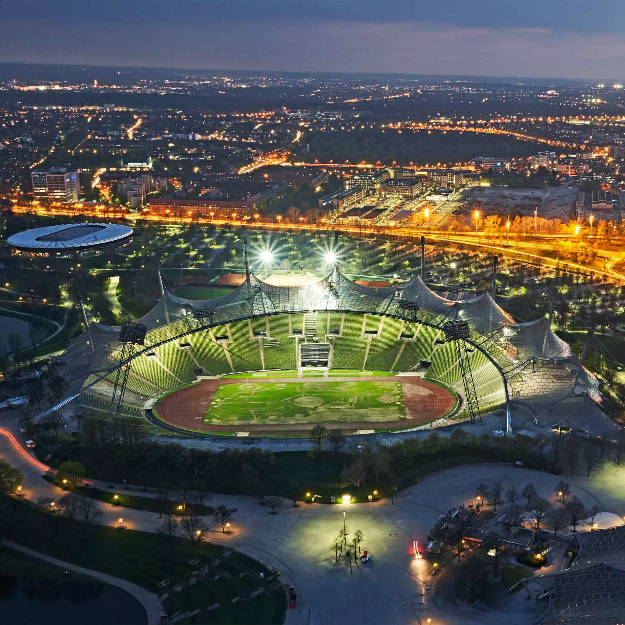 Das Olympiastadion in München bei Nacht.