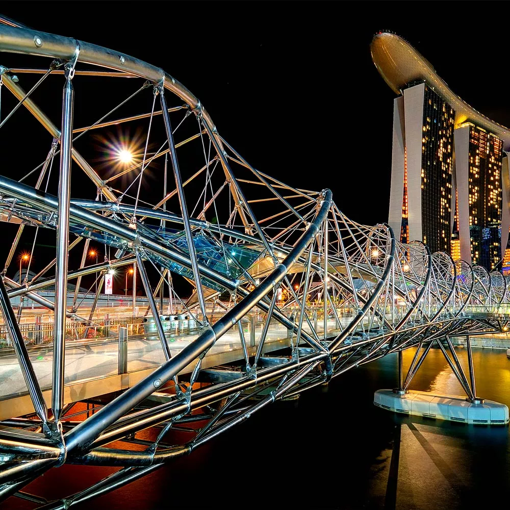 Die Helixbrücke in Singapur bei Nacht.
