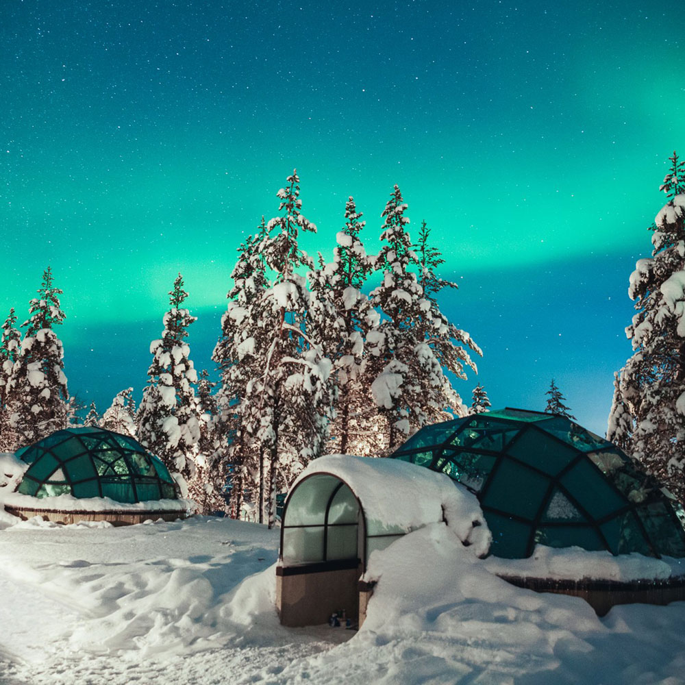Glasiglu des Kakslauttanen Artic Resorts mit Polarlichtern
