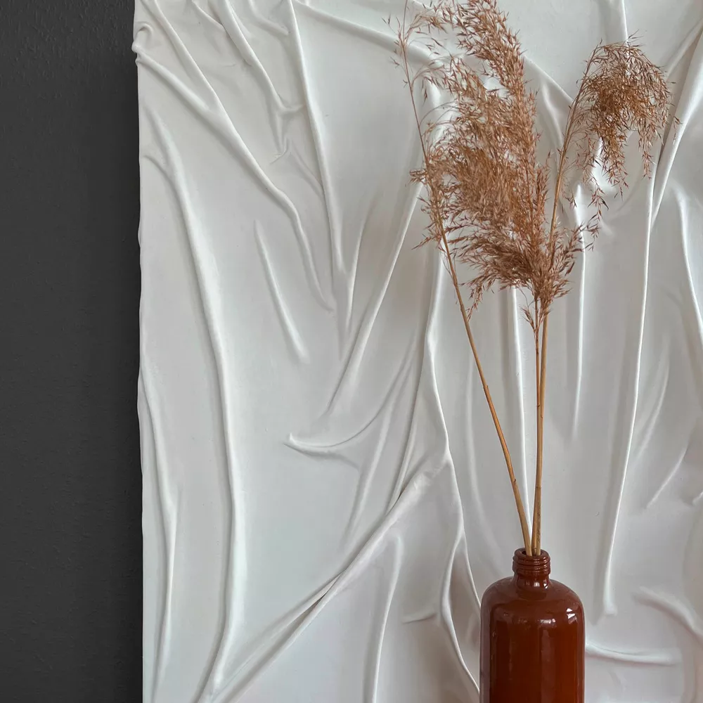 3D-Kunst: weißes Gemälde mit haptischen Faltenwurf