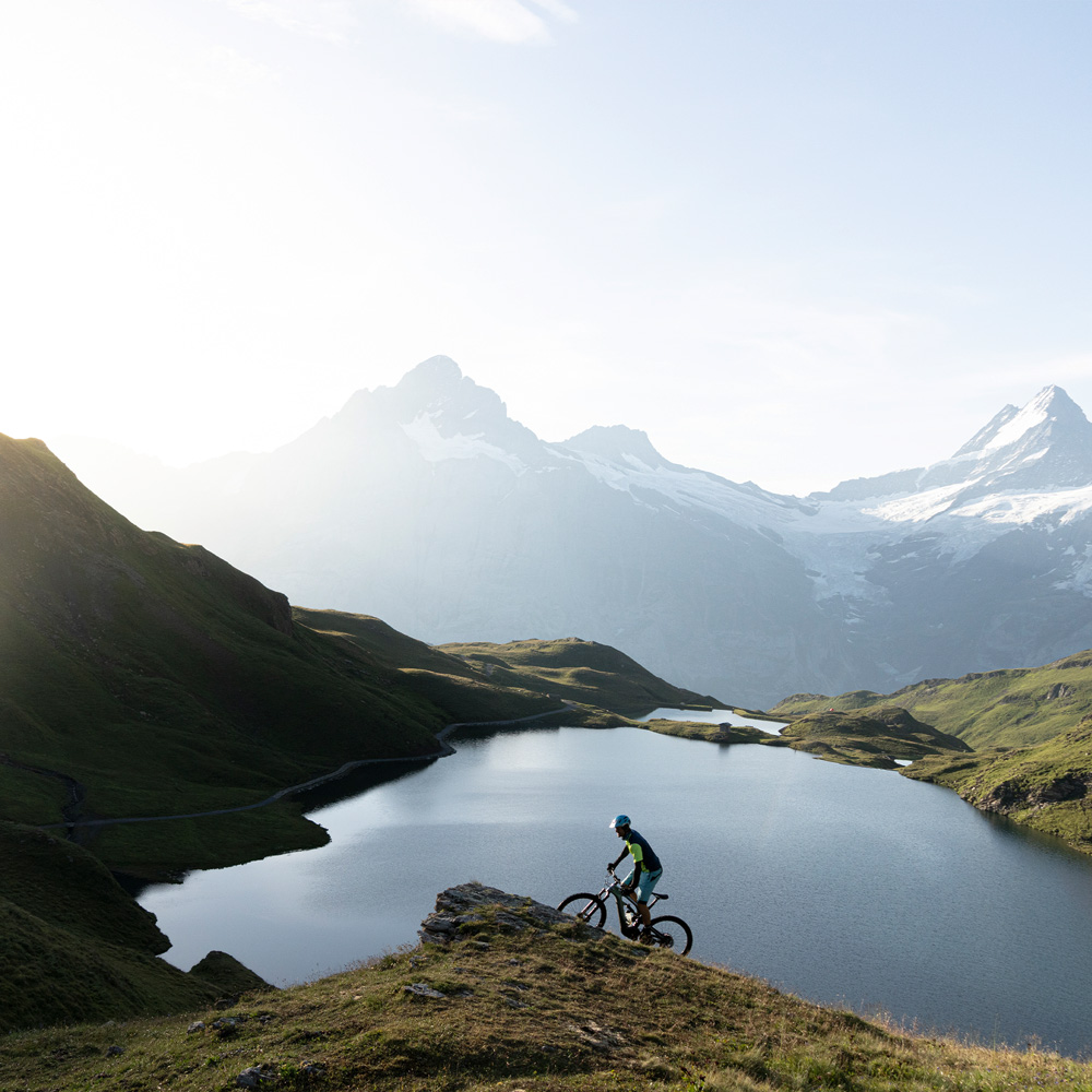 Ein Mann fährt mit seinem E-Bike einen Berg hinauf.