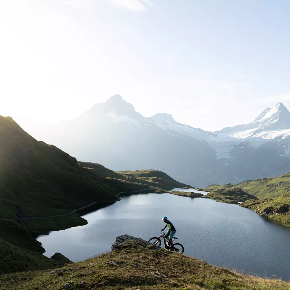 Ein Mann fährt mit seinem E-Bike einen Berg hinauf.