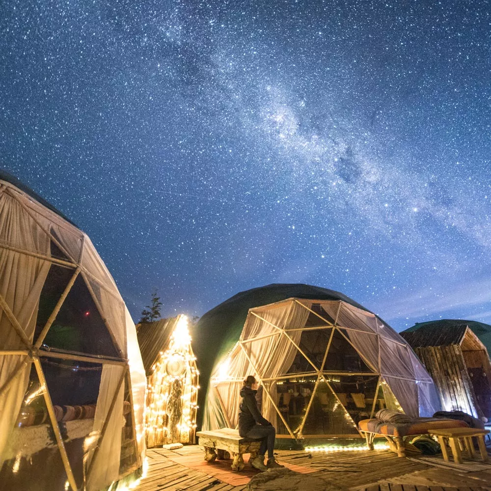 Dome Tents unter dem Sternenhimmel.
