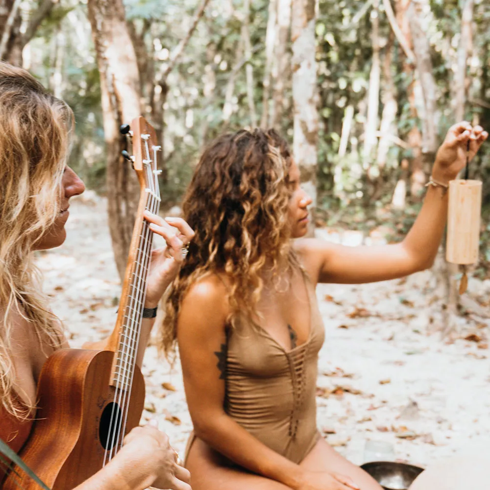 Klangmeditation: Frauen in der Natur mit Glockenspiel und Ukulele