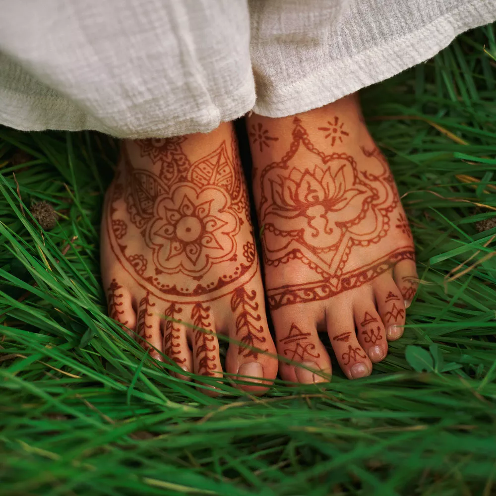 Temporäres Tattoo: Henna Bemalung auf Füßen