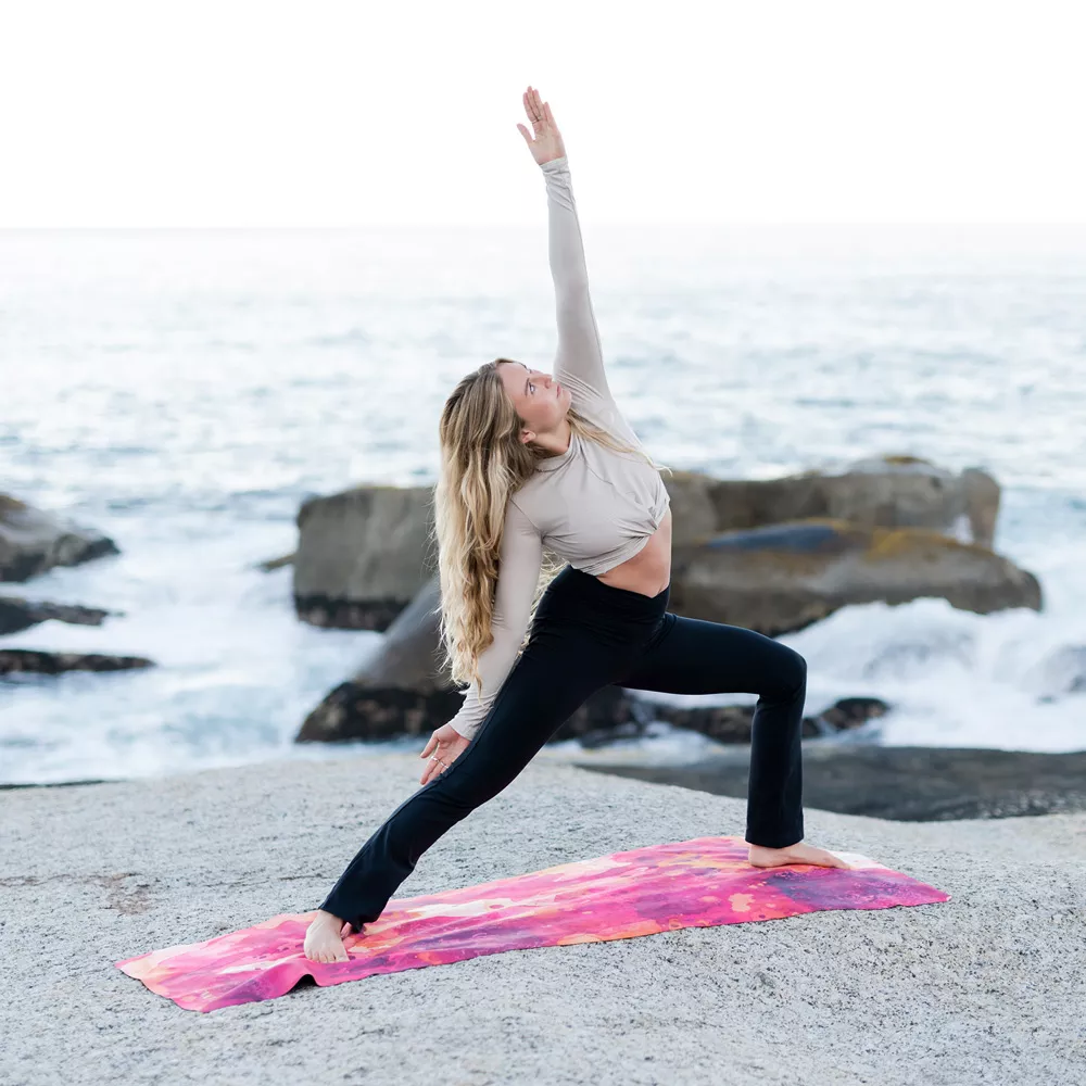 Yoga-Übungen: Frau ist im Krieger 2 mit Rückbeuge